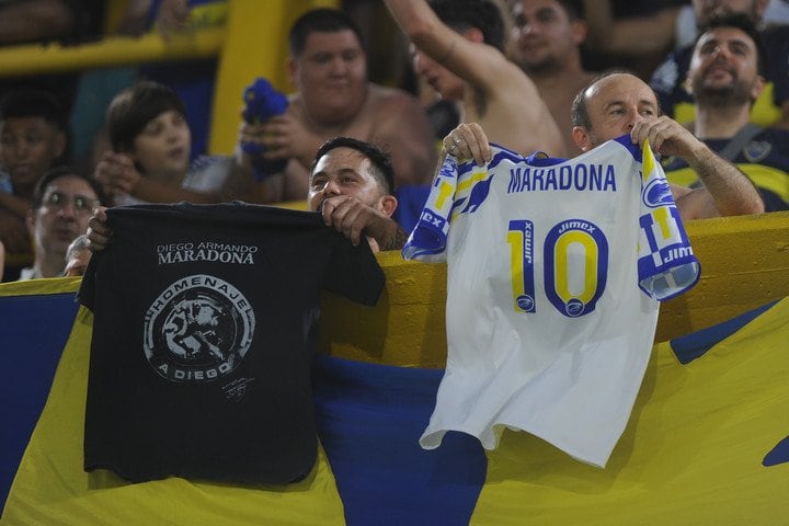 Los homenajes a Diego Maradona en la Bombonera.