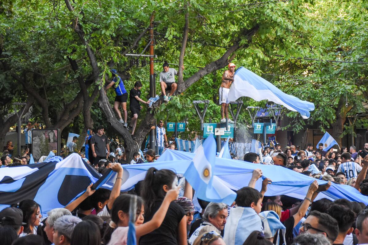 No todo es alegría: policías lesionados y 25 detenidos por desmanes en los festejos en el centro de Mendoza