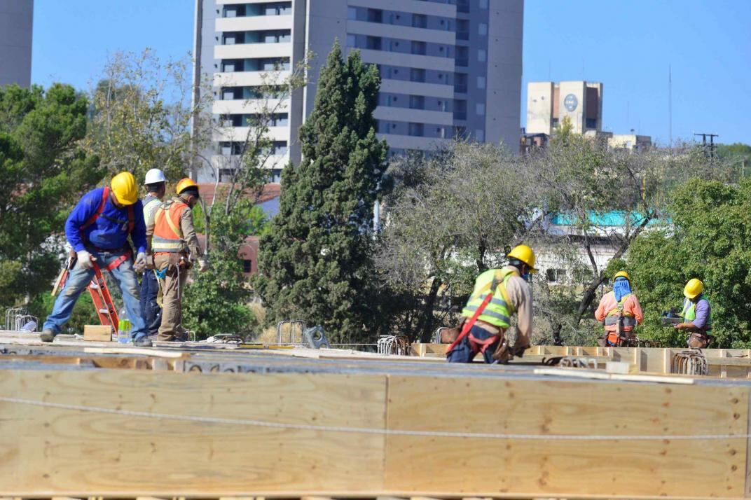 Proponen subir el salario mínimo para impulsar la recuperación de los ingresos. 