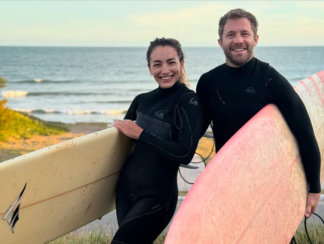 Nico y Thelma comparten su pasión por el surf.