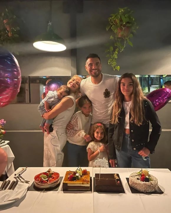 Sergio Romero, Eliana Guercio y sus cuatro hijos