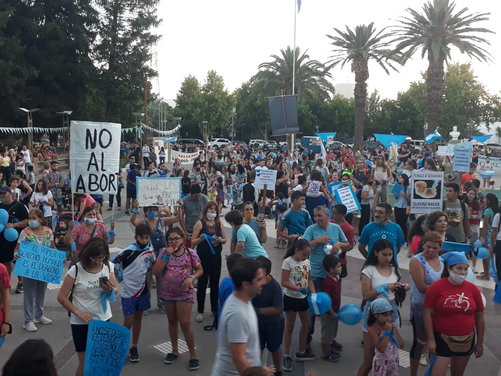 Los alvearenses marcharon por el centro de la ciudad y luego realizaron un acto y vigilia en la plaza para decir "Si a las dos vidas".