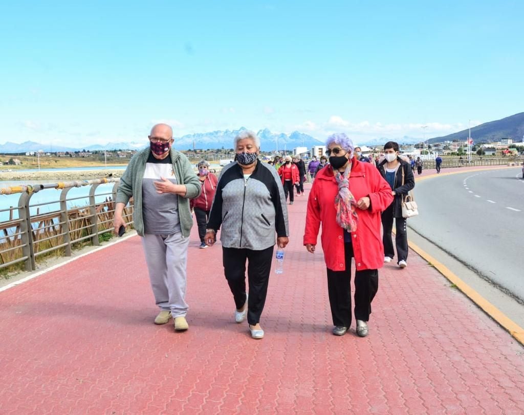 La Municipalidad de Ushuaia a través de la Secretaría de Políticas Sociales, Sanitarias y Derechos Humanos junto al Instituto Municipal de Deportes (IMD) y el PAMI, iniciaron las jornadas recreativas para los adultos y adultas mayores