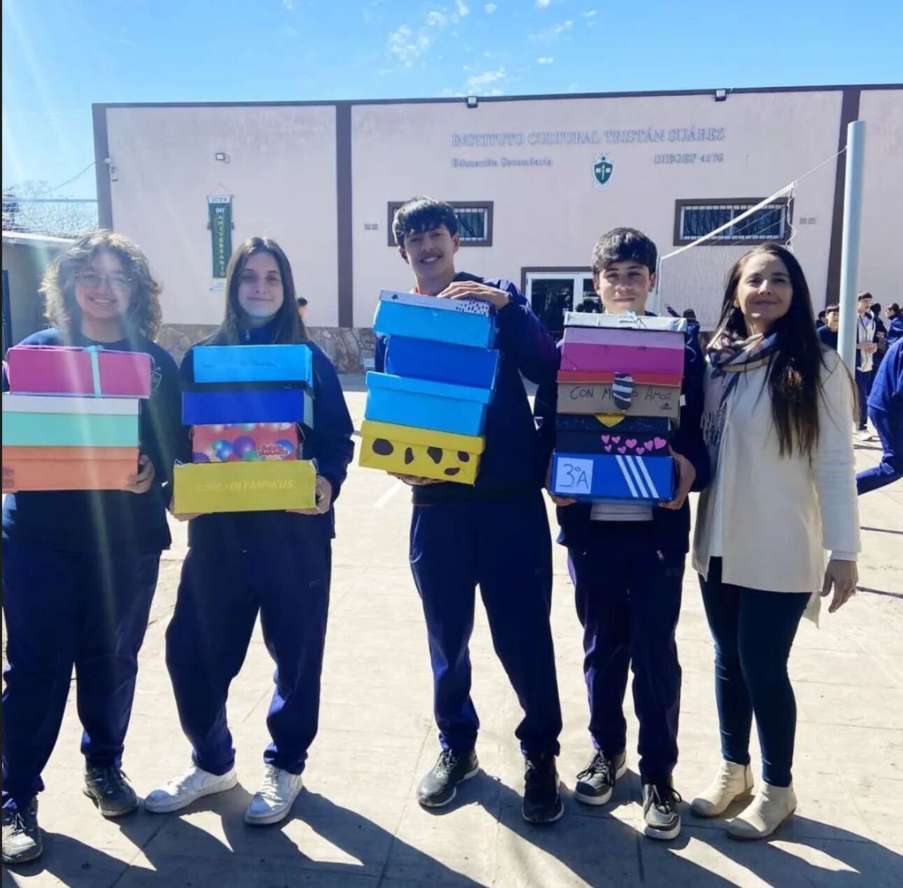 Alumnos del 3 año de la secundaria del Instituto Cultural Tristán Suárez entregando cajas sorpresas.