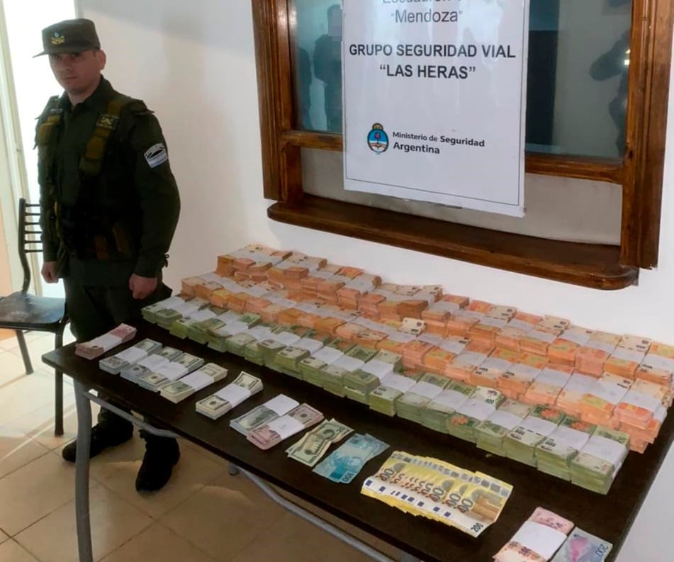 El dinero incautado, en la sede de Gendarmería en Mendoza. (Gendarmería Nacional)