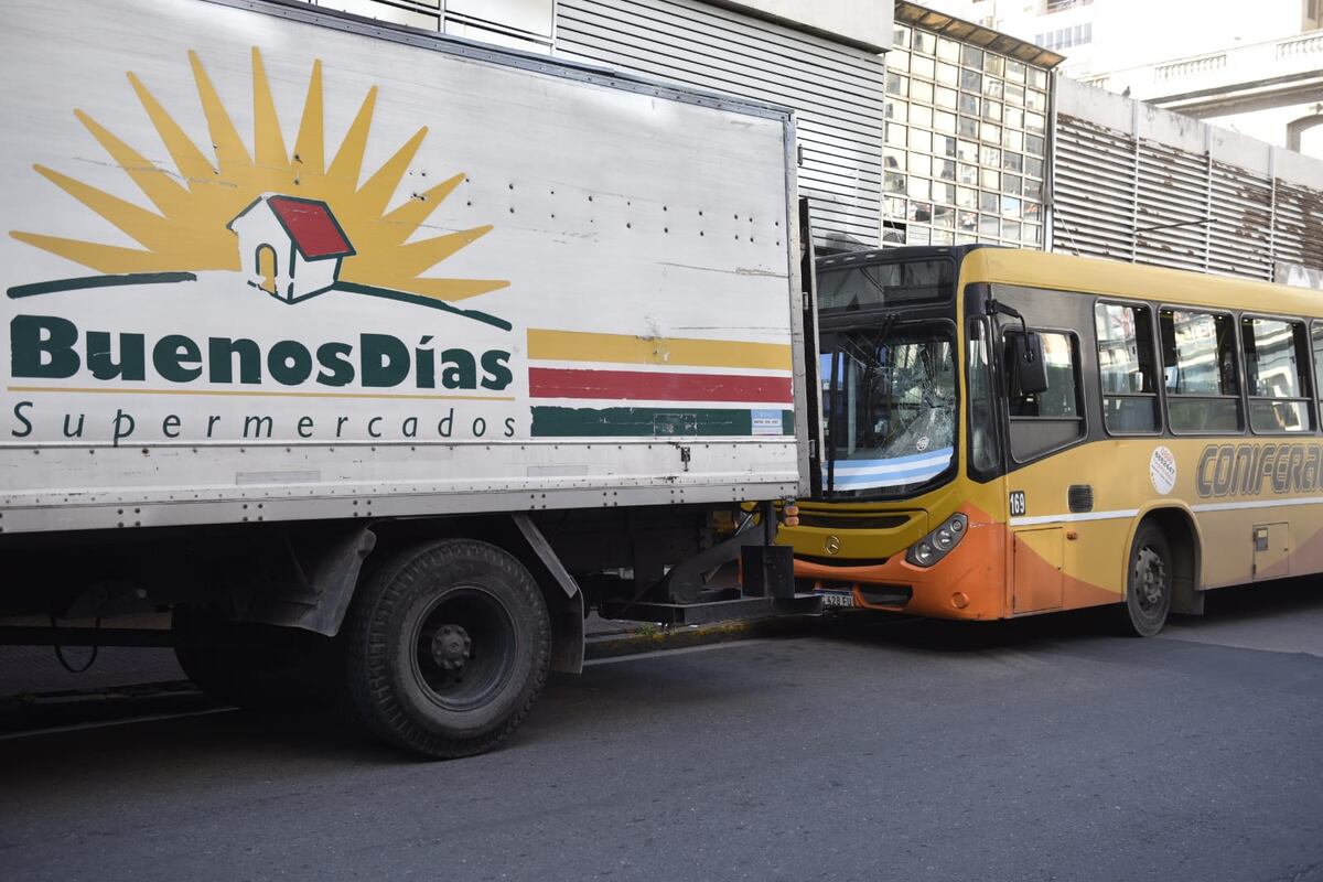 Chocan un colectivo y un camión, en pleno Centro de Córdoba