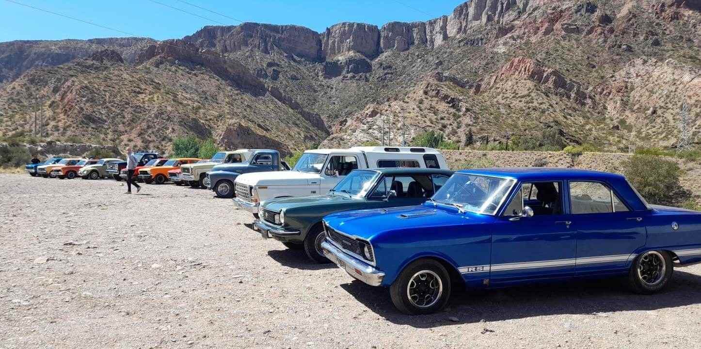 Con los cerros y el embalse de Valle Grande de fondo, los Chevrolet dieron un espectáculo increíble.