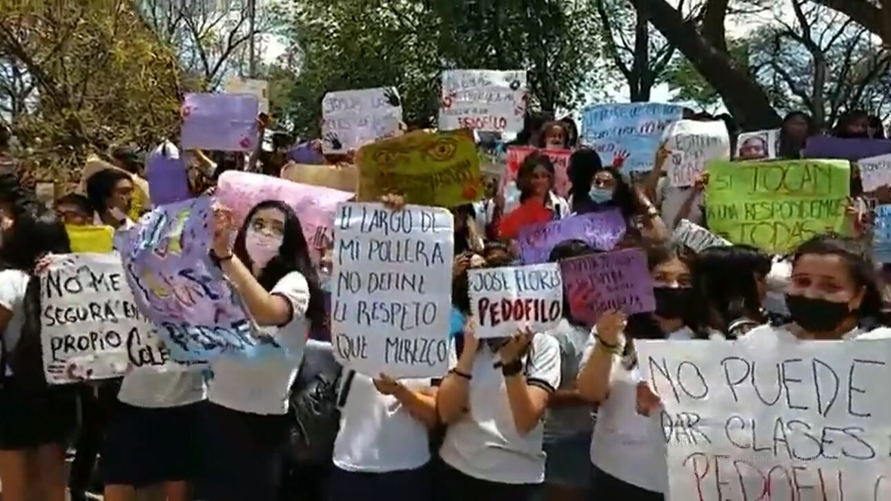 Fuertes acusaciones hicieron estudiantes del Colegio Santa Teresita contra el docente acusado de abuso.