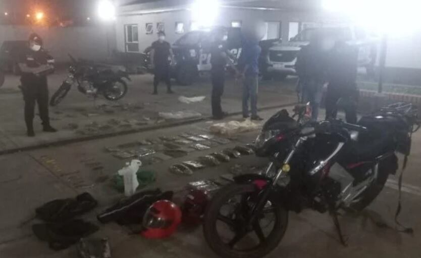 Interceptan a dos motociclistas con placas robadas del cementerio en Gobernador Roca.