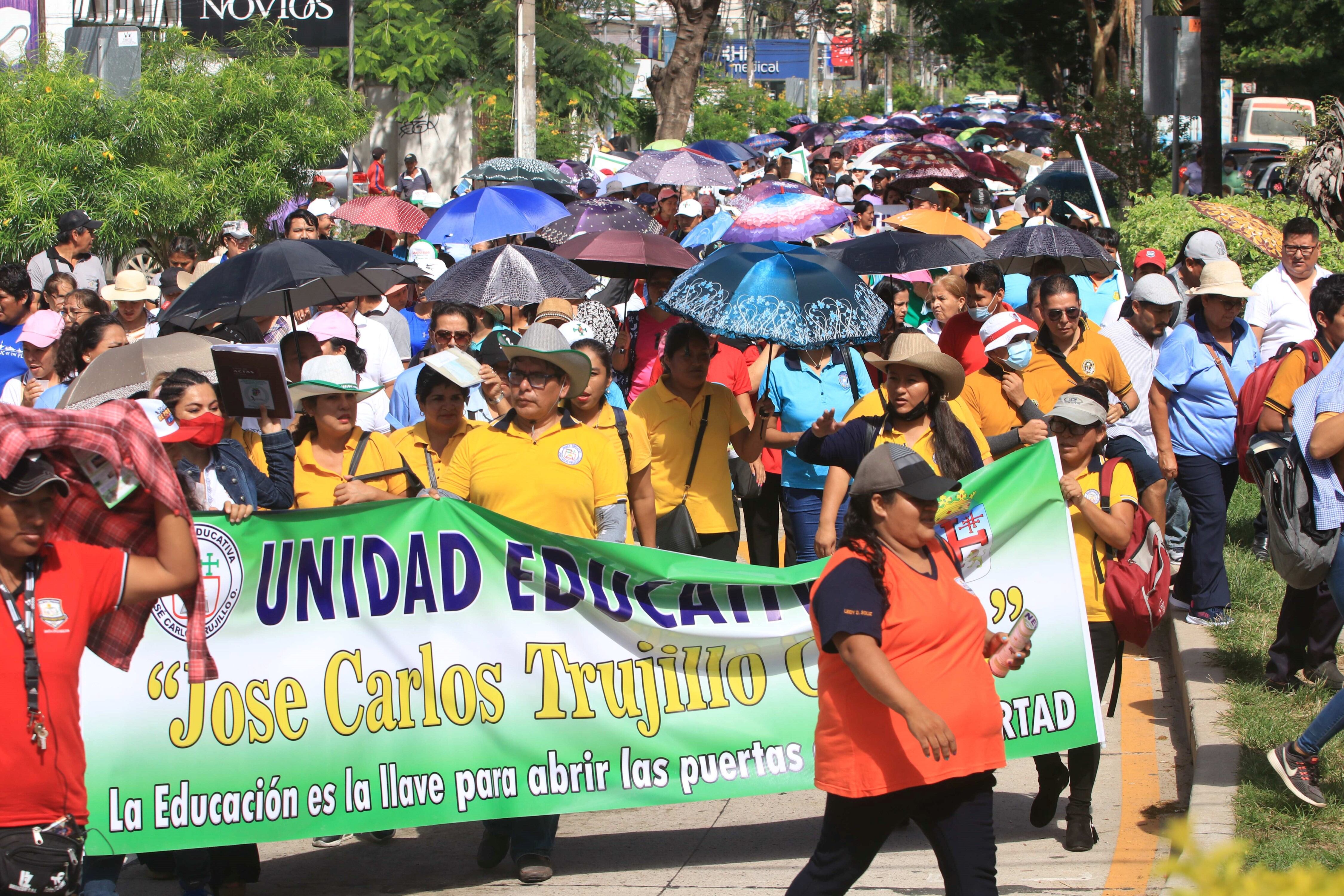 En Santa Cruz (Bolivia) docentes se manifiestan con movilizaciones y bloqueos callejeros y de rutas, además de una huelga de hambre que algunos cumplen desde hace varios días, por diversas reivindicaciones laborales.