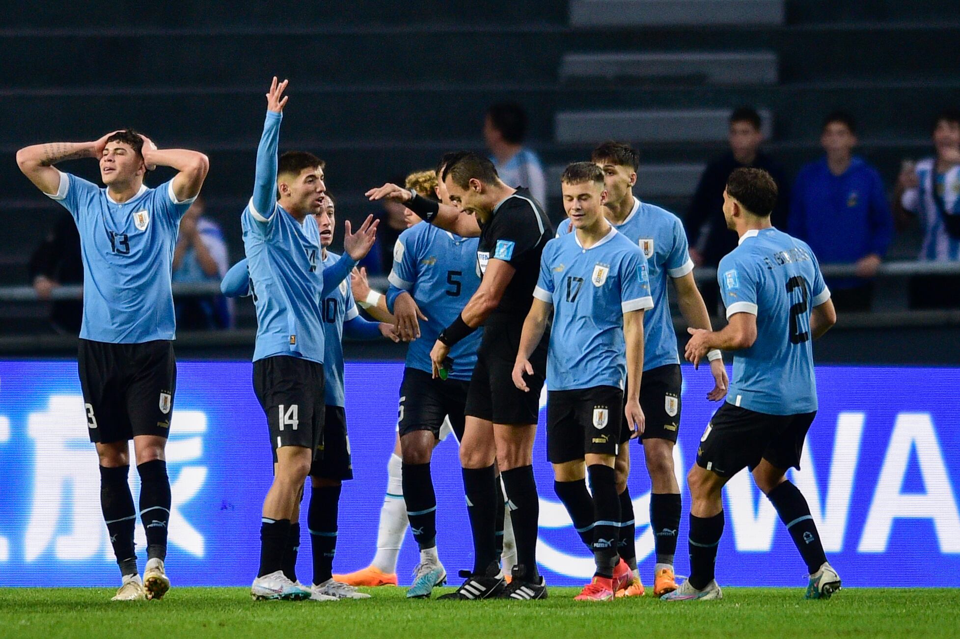 Uruguay tropezó ante Inglaterra, donde se enfrentaron en un partidazo. Foto: AP / Gustavo Garello.