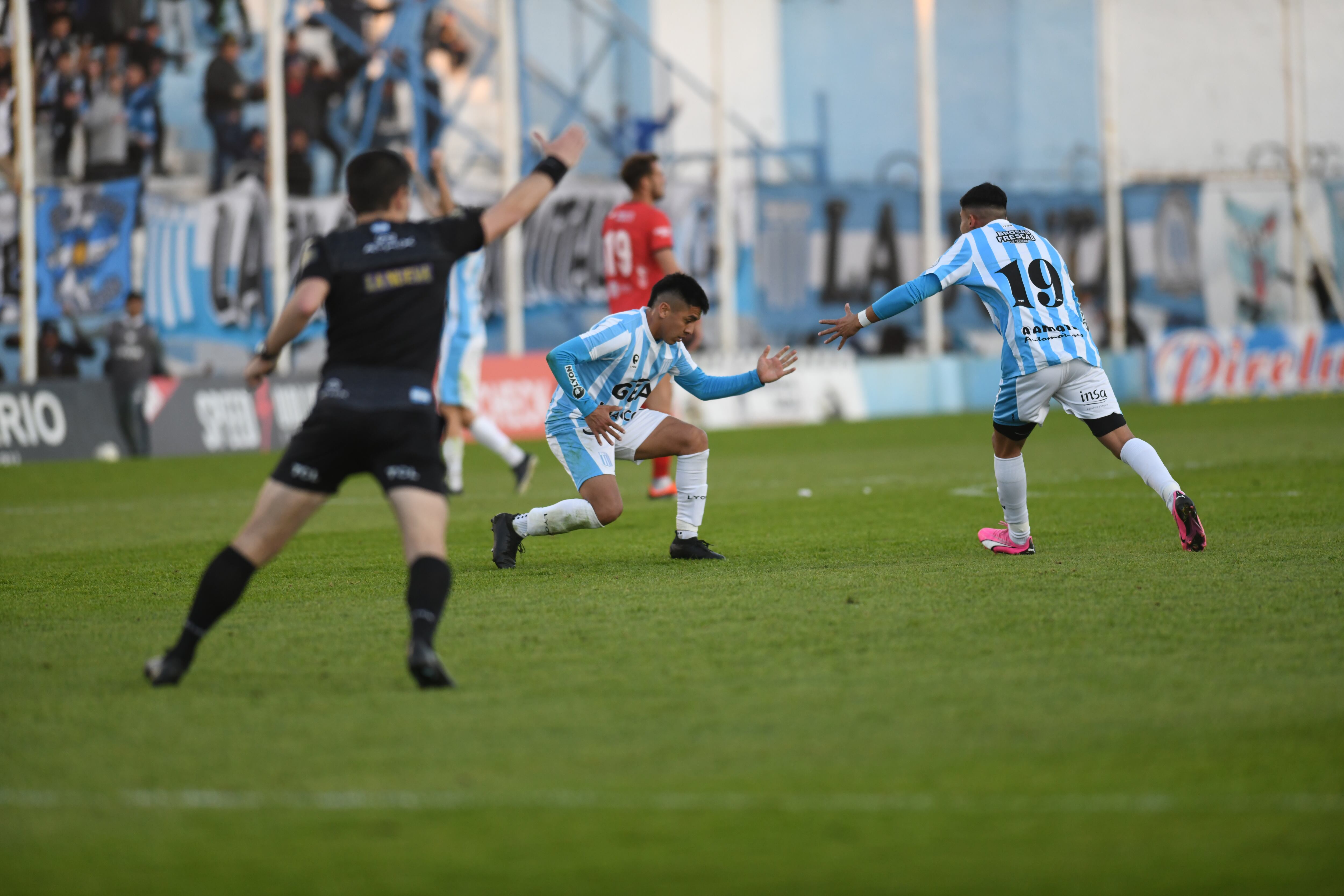 En el Miguel Sancho  Racing de Nueva Italia le ganó a Maipú de Mendoza en un partidazo y los hinchas festejaron. Foto Javier Ferreyra