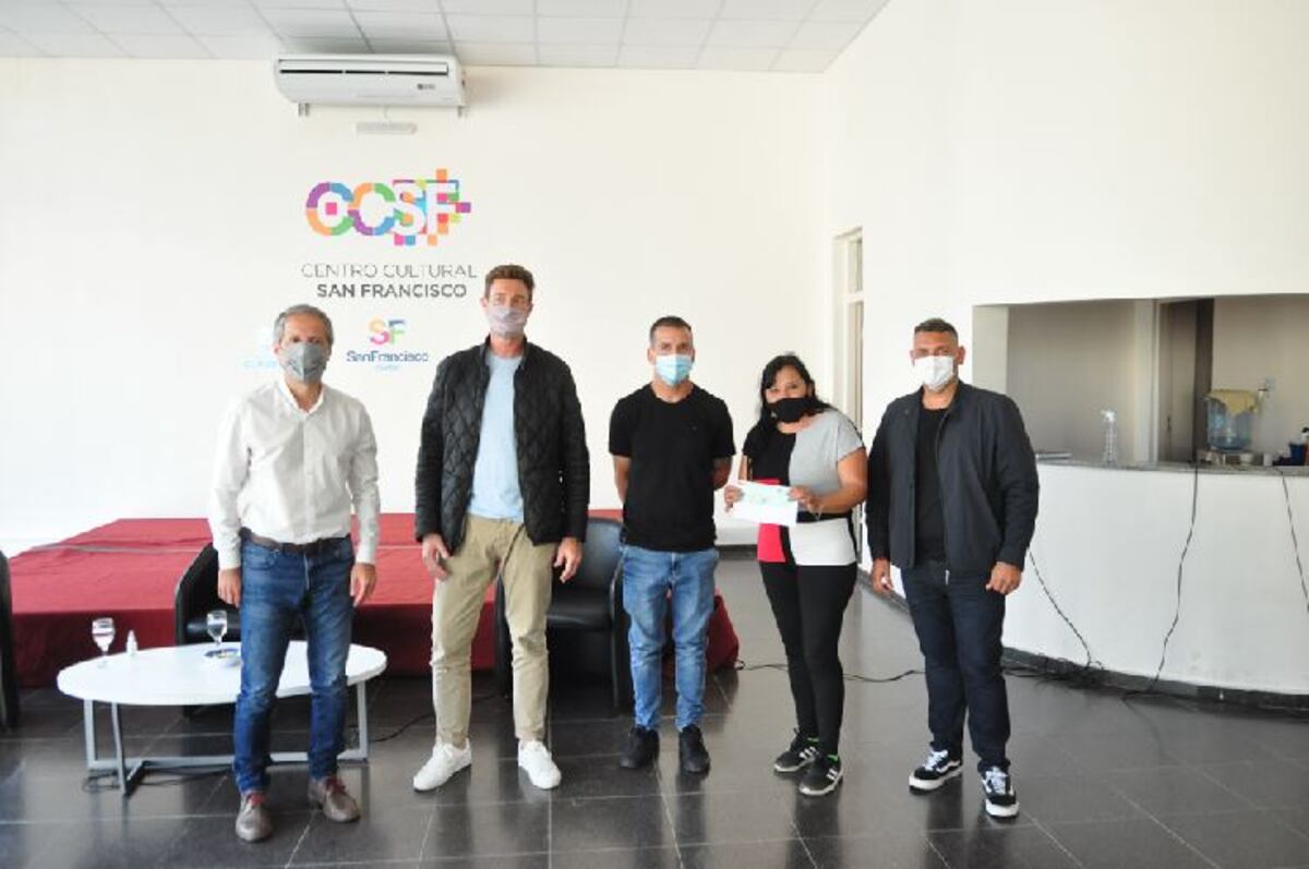 Entrega de ayuda económica a instituciones deportivas de la ciudad