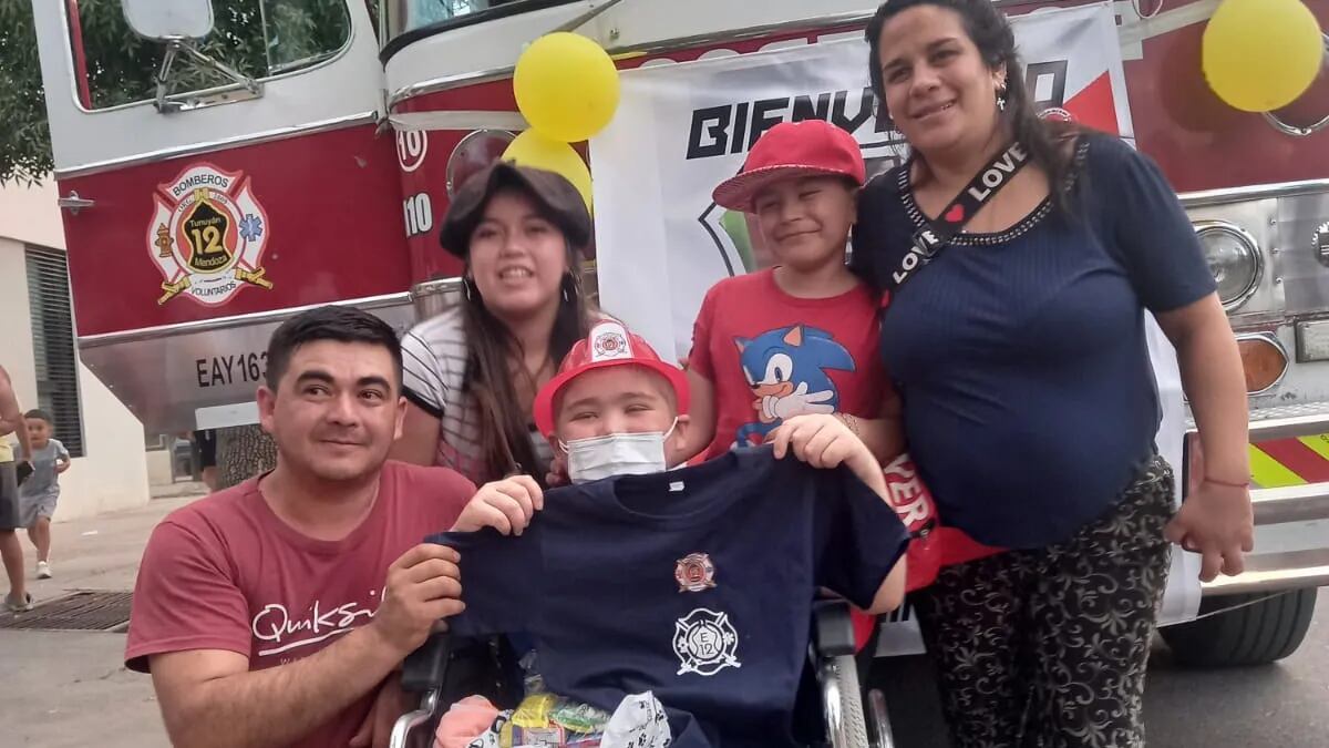 Joaquín Lizarde junto a su padres y hermanos en el regreso a Campo de Los Andes.