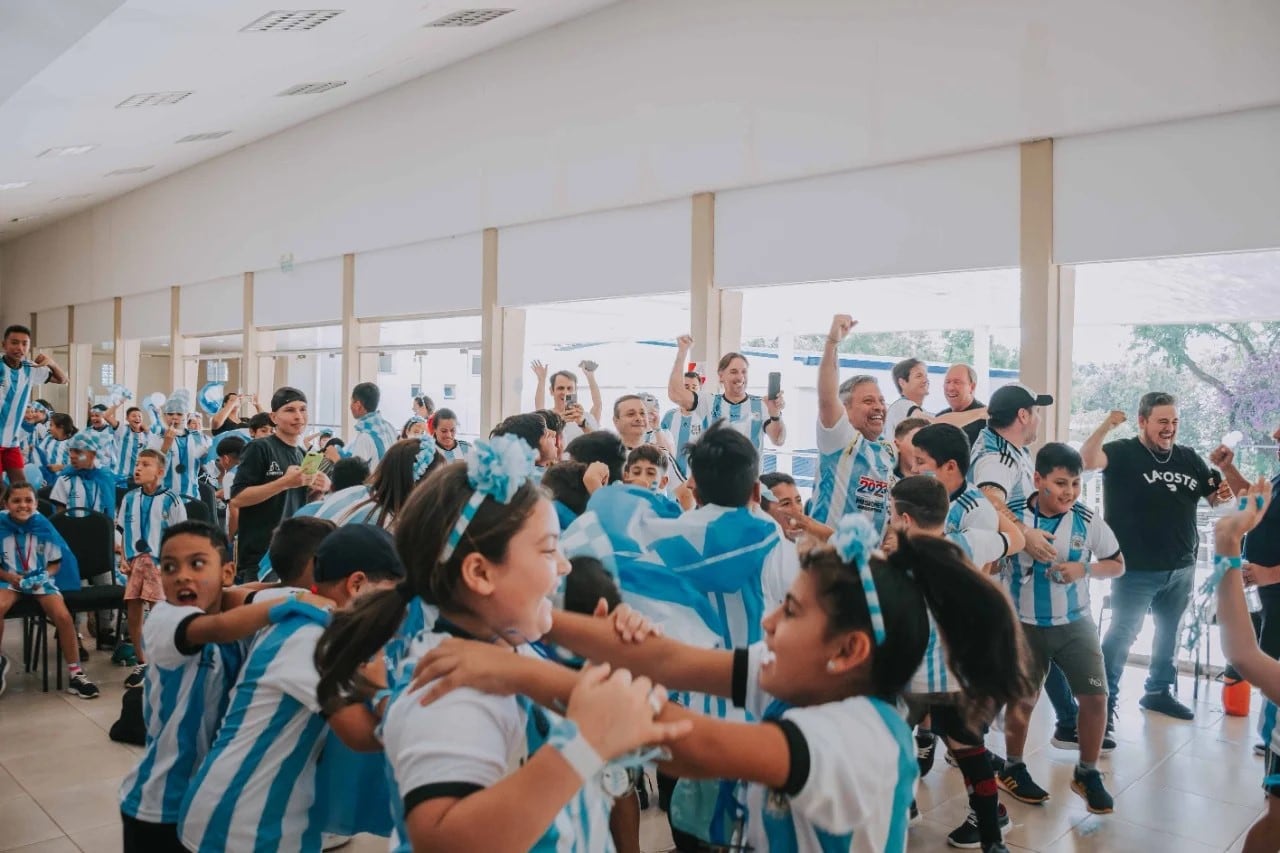 Niños miraron el partido de Argentina contra Polonia con el “Flaco” Schiavi y el Gobernador de Misiones.