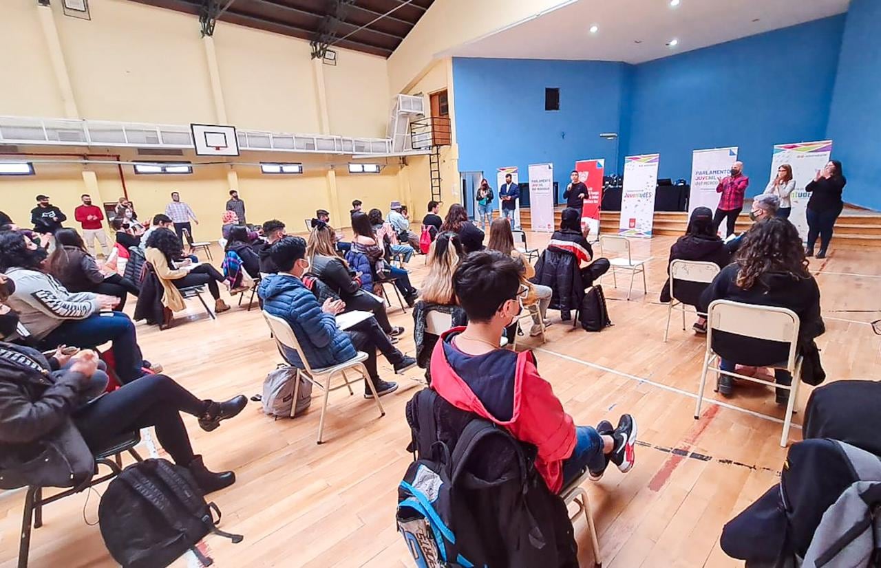 Con una convocatoria de jóvenes de toda la provincia, la 12° Edición Provincial del Parlamento Juvenil del MERCOSUR se desarrolló en el corazón de la Isla, en el marco del 49° Aniversario de la localidad mediterránea.