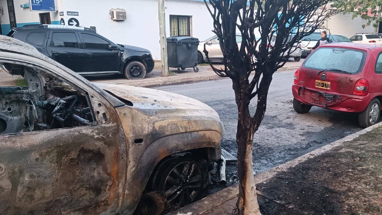 El fuego se propagó hacia un árol y un auto estacionado delante de la pick up.