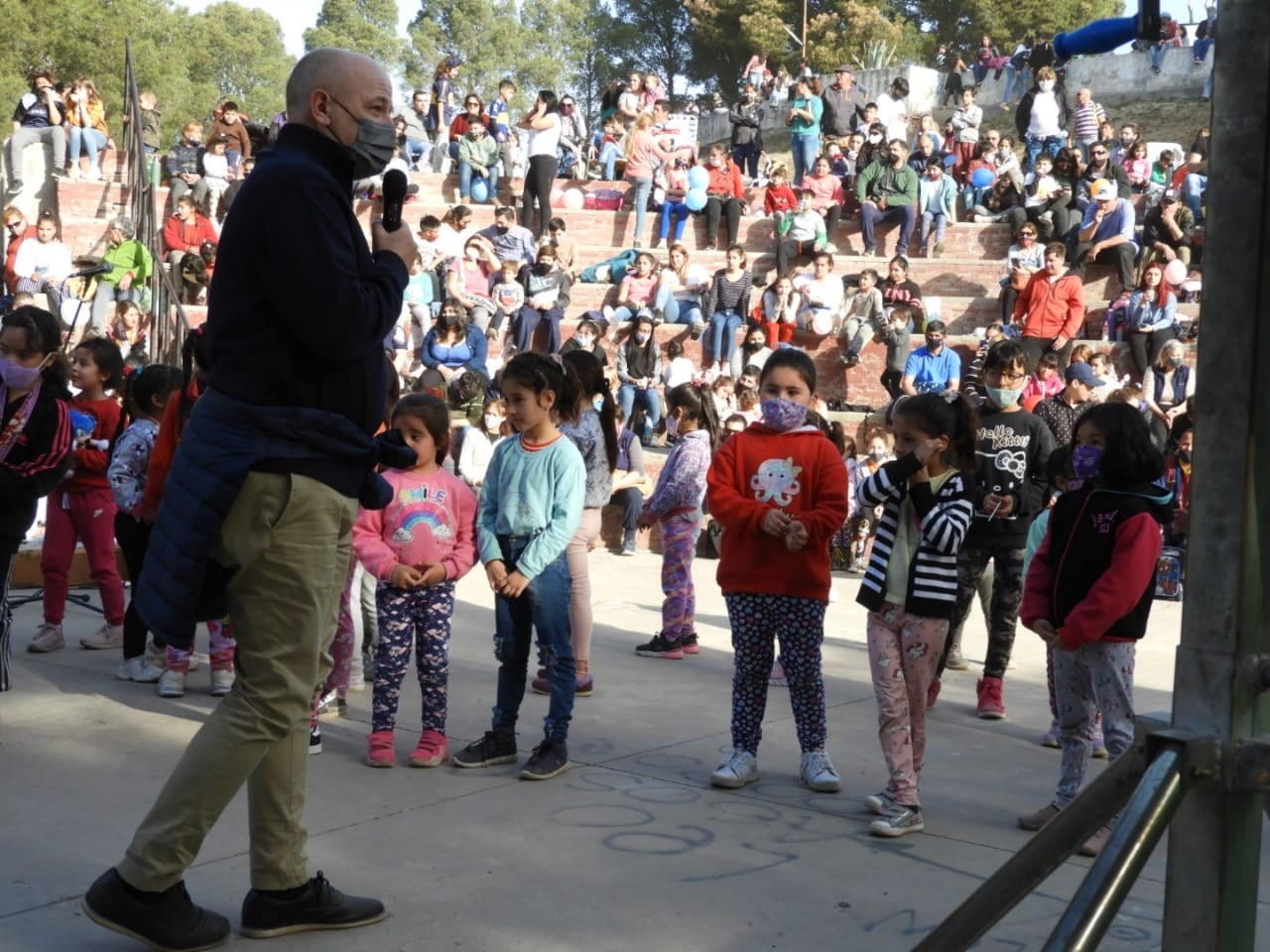 El intendente Uset recibió al público con alguna palabras y se presentaron obras de teatro