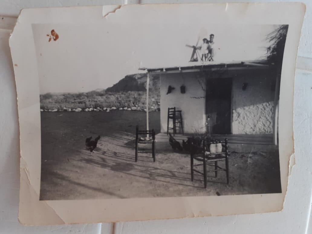 Una de las casas del pueblo. Esta en particular era de la familia Berchele, donde vivieron cuando llegaron en 1948. En el techo se ve un molino con el que generaban electricidad.