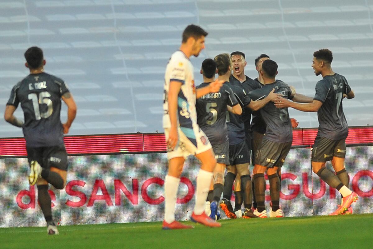 El golazo de Carlos Auzqui para que Talleres le gane a Arsenal