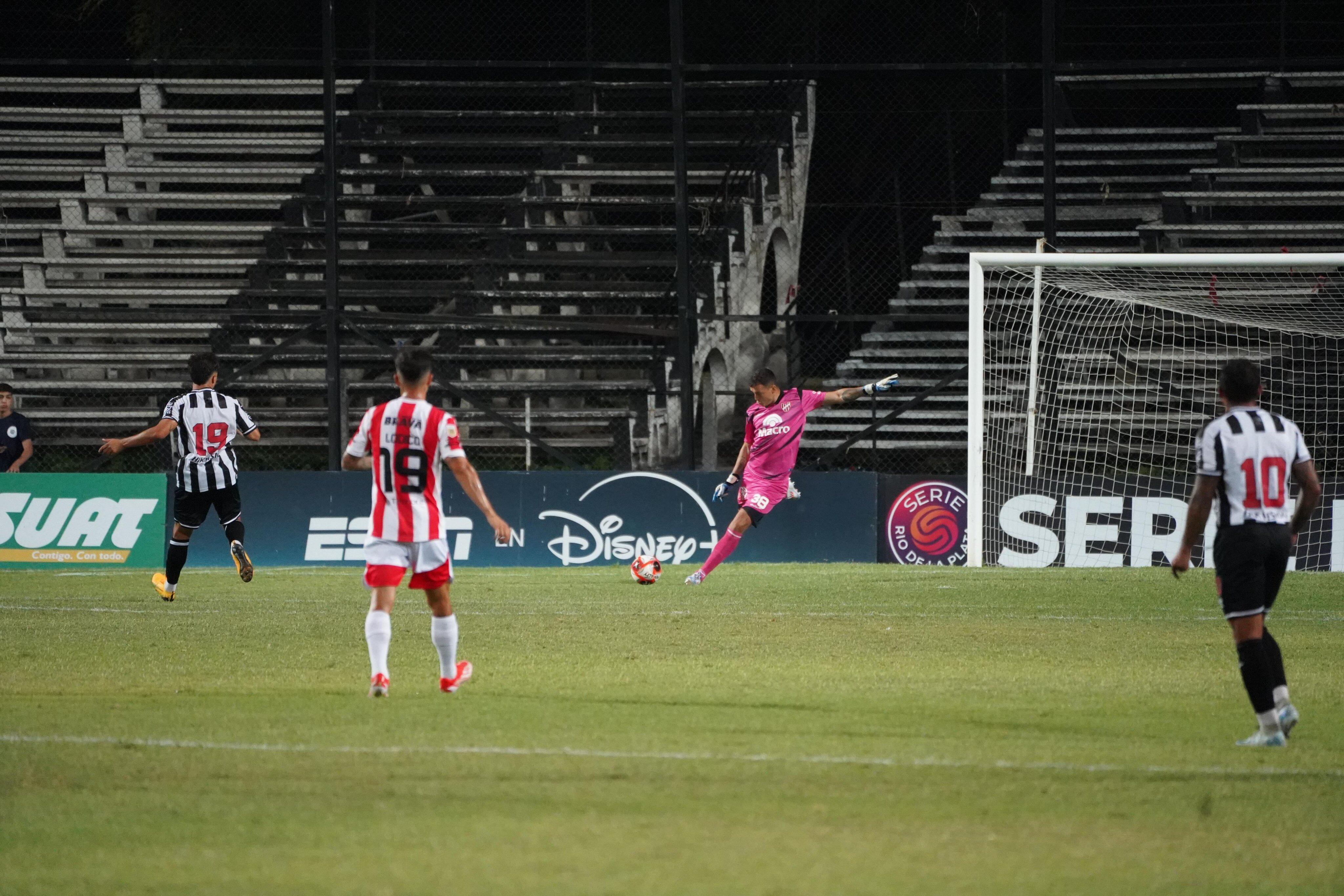 A los 18 minutos del primer tiempo, Manuel Roffo sufrió un duro golpe por un choque con Joaquín Zeballos y debió salir. Lo reemplazó Joaquín Papaleo. (Prensa Instituto)