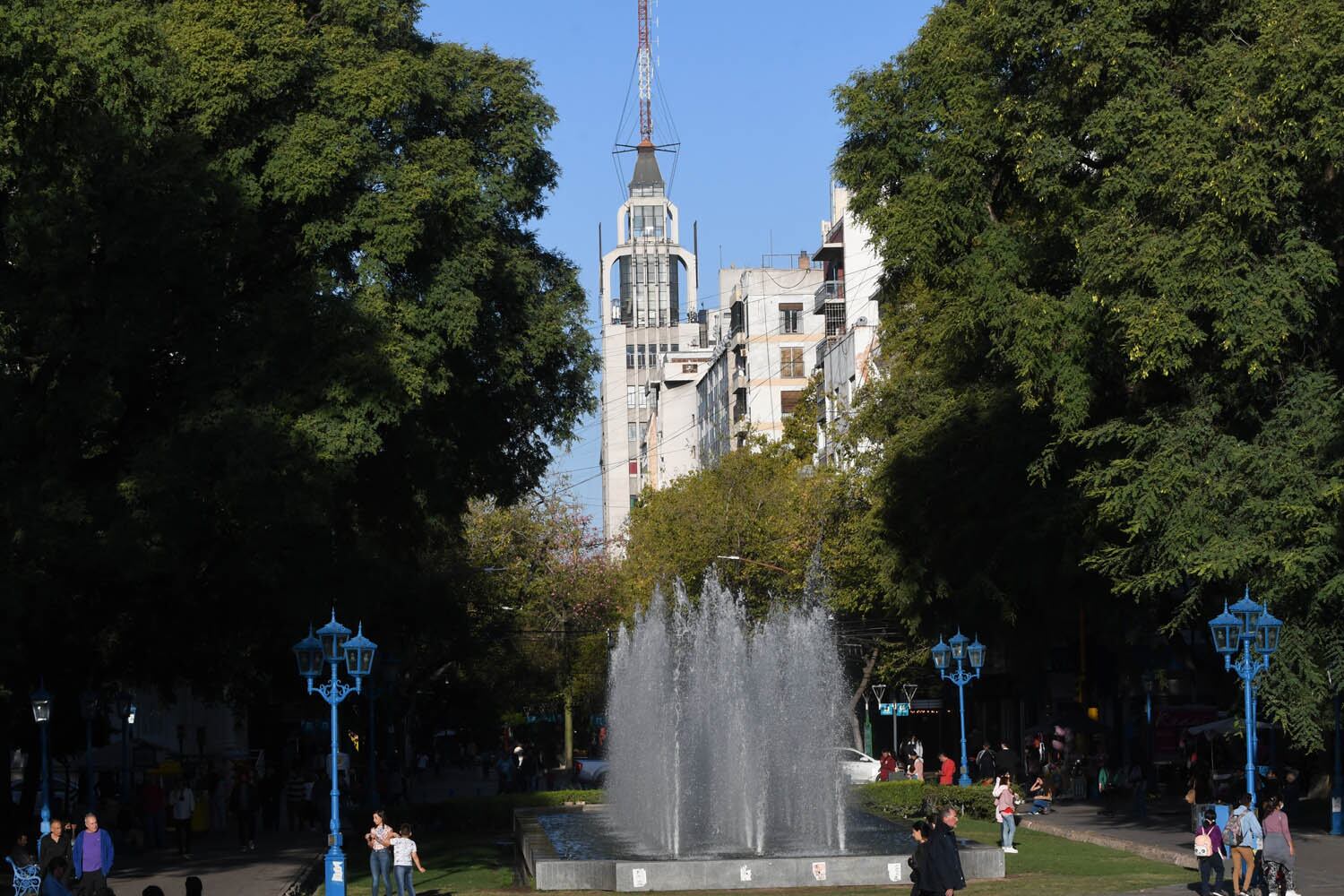 Vista del Edificio Gómez desde la plaza Independencia. El sitio histórico se puede apreciar desde varios puntos de la Ciudad de la provincia.

Foto: Marcelo Rolland / Los Andes  