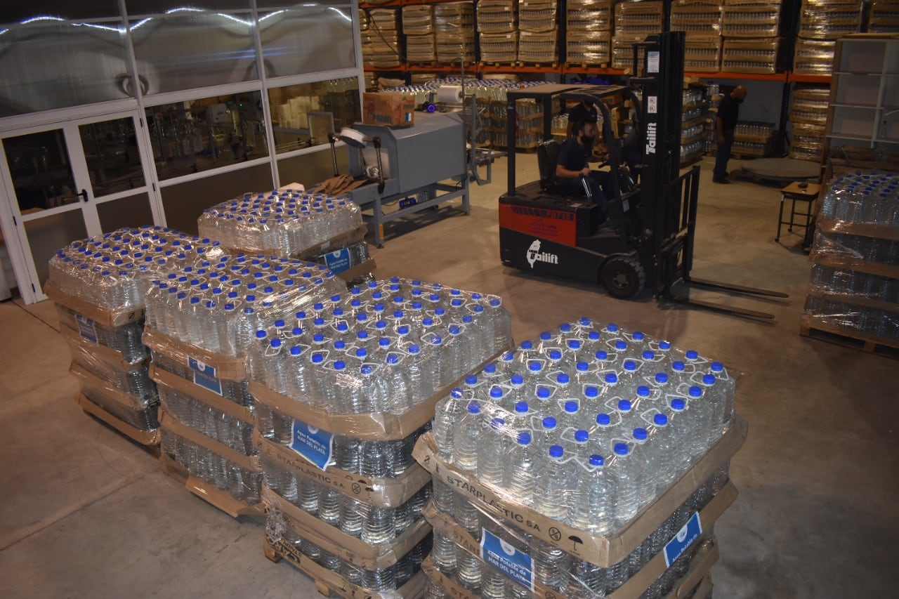 Un camión conteniendo agua potable envasada  será enviado este martes a la Casa de Corrientes en Buenos Aires.