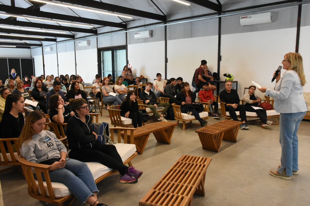 El municipio entregó becas universitarias, terciarias y agrotécnicas a 136 estudiantes