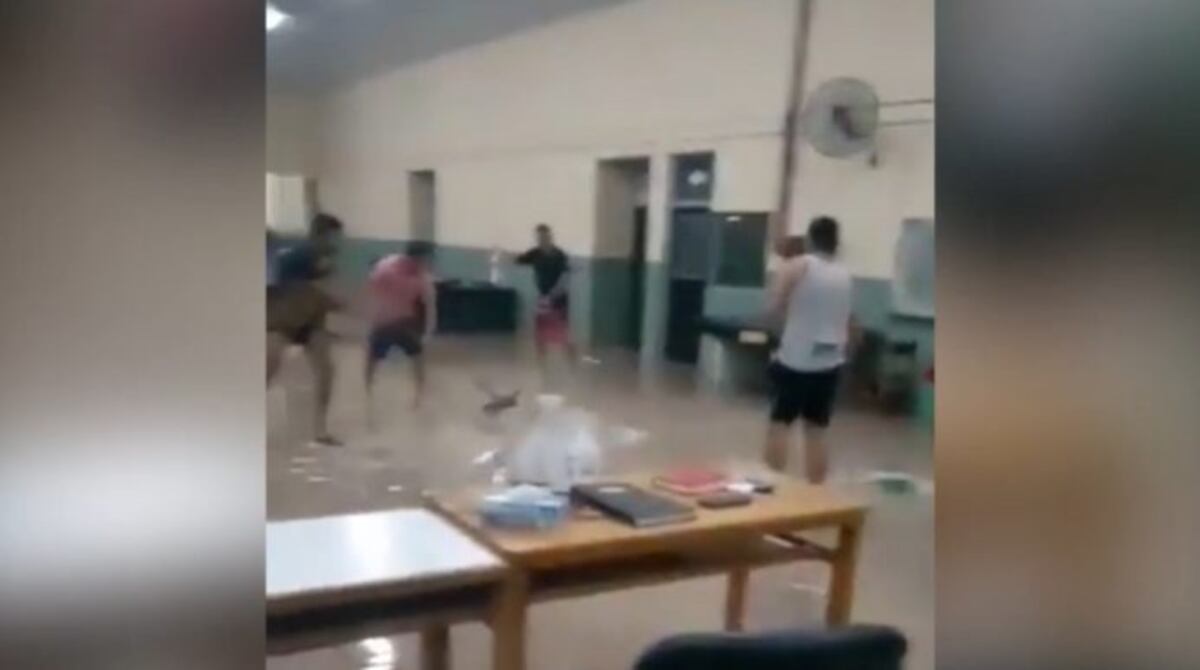 Las imágenes de la inundación de un centro de aislamiento en Formosa donde los pacientes tuvieron que limpiar el lugar