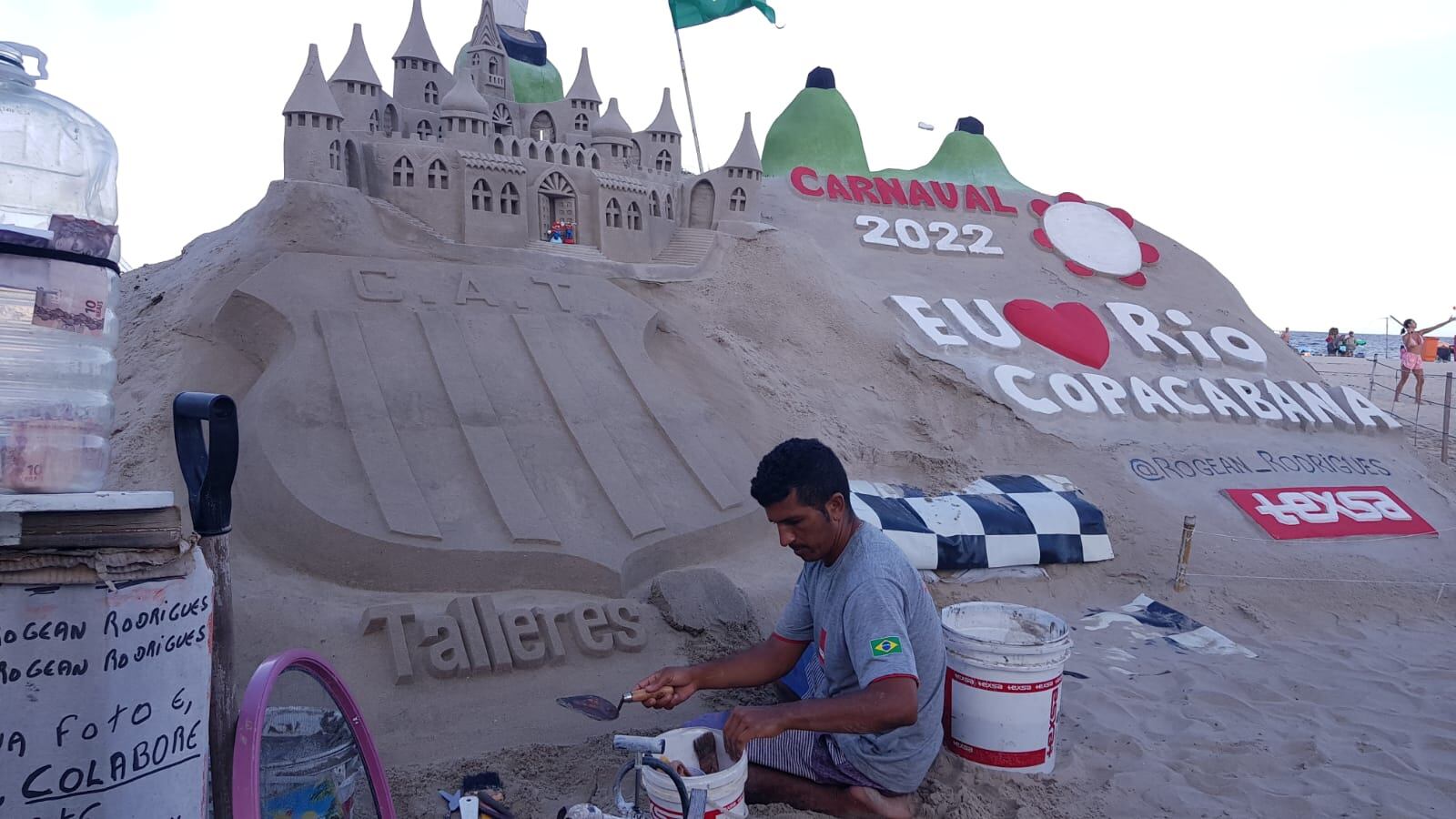 Así quedó la escultura con el escudo de Talleres en las playas de Copacabana.