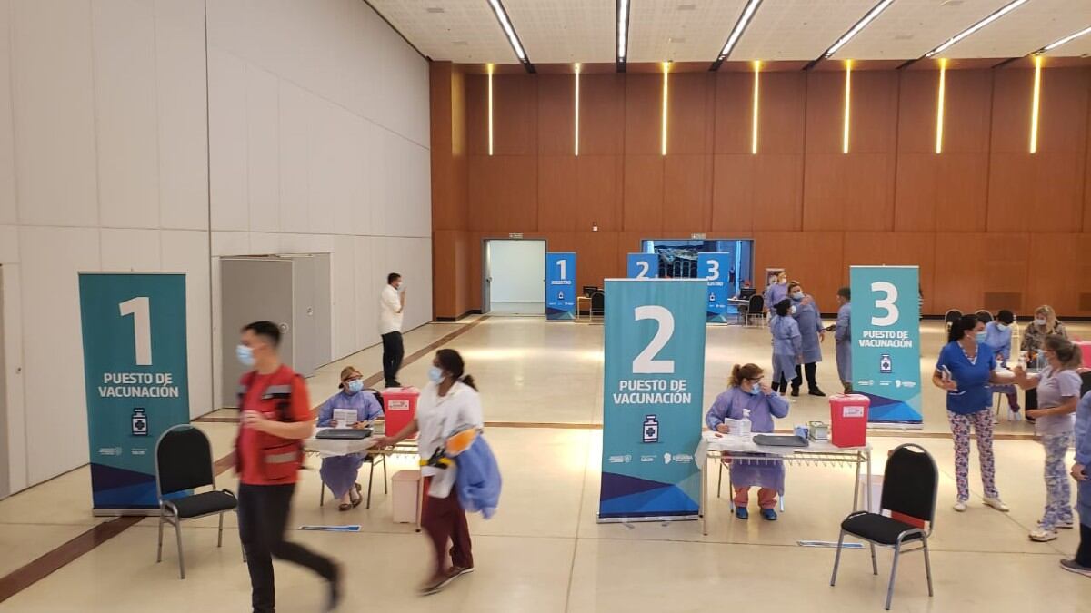 En el Centro de Convenciones comenzaron a vacunar con Sputnik V en Córdoba.