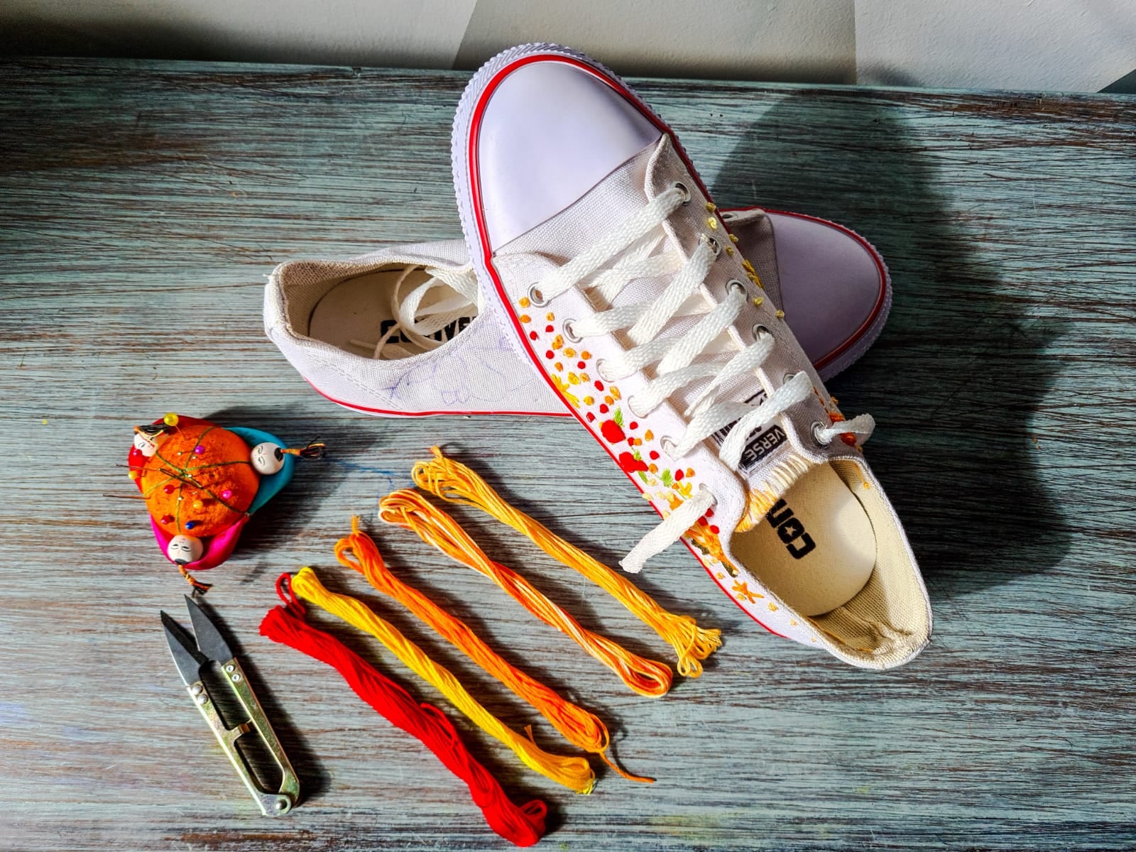 La personalización de zapatillas lleva unos cinco días de trabajo, según precisó la joven.