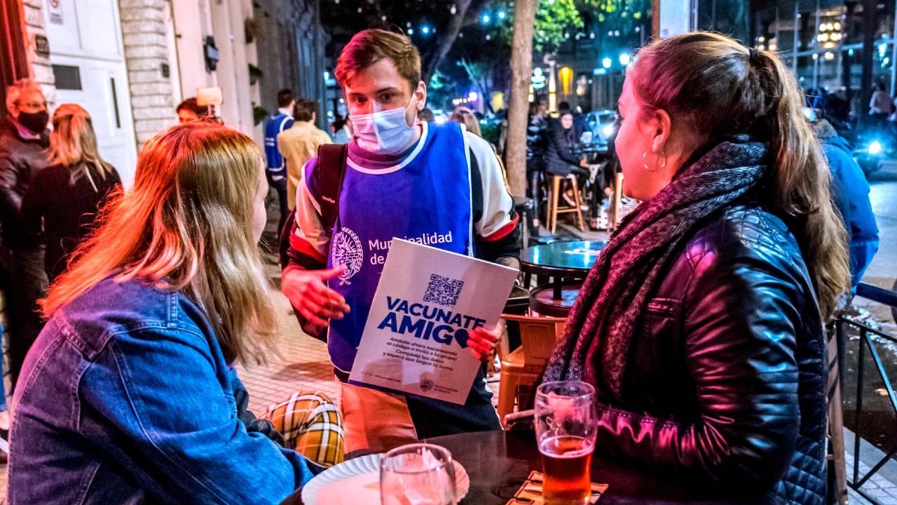 Campaña de concientización en Rosario para que los jóvenes se vacunen contra el coronavirus