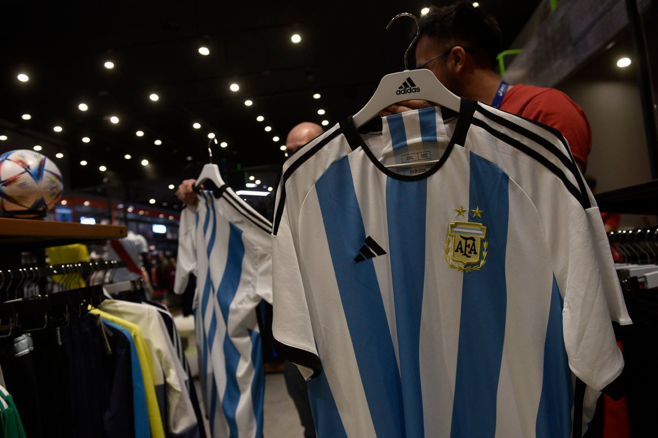 Las camisetas de fútbol en Argentina en las tiendas reconocidas cada vez son más difíciles de comprar.