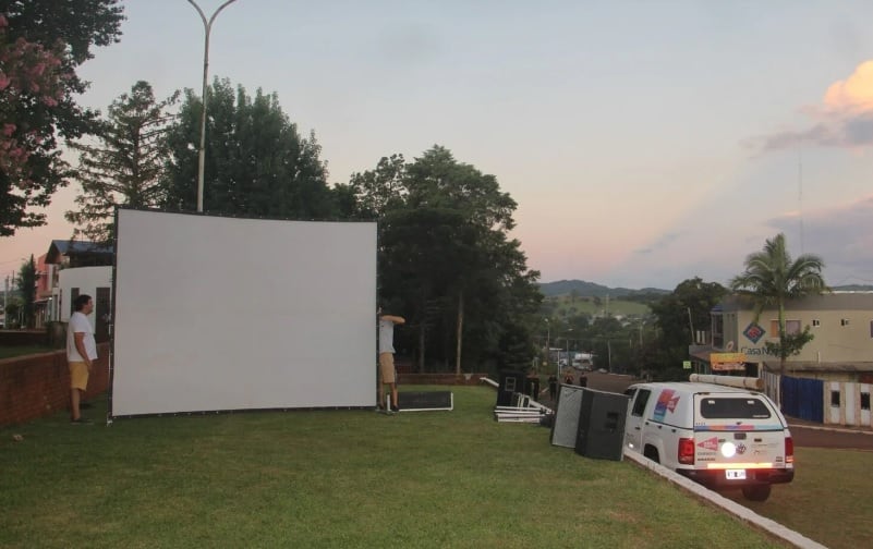 San Antonio vivió una velada al aire libre con el Cine Móvil.