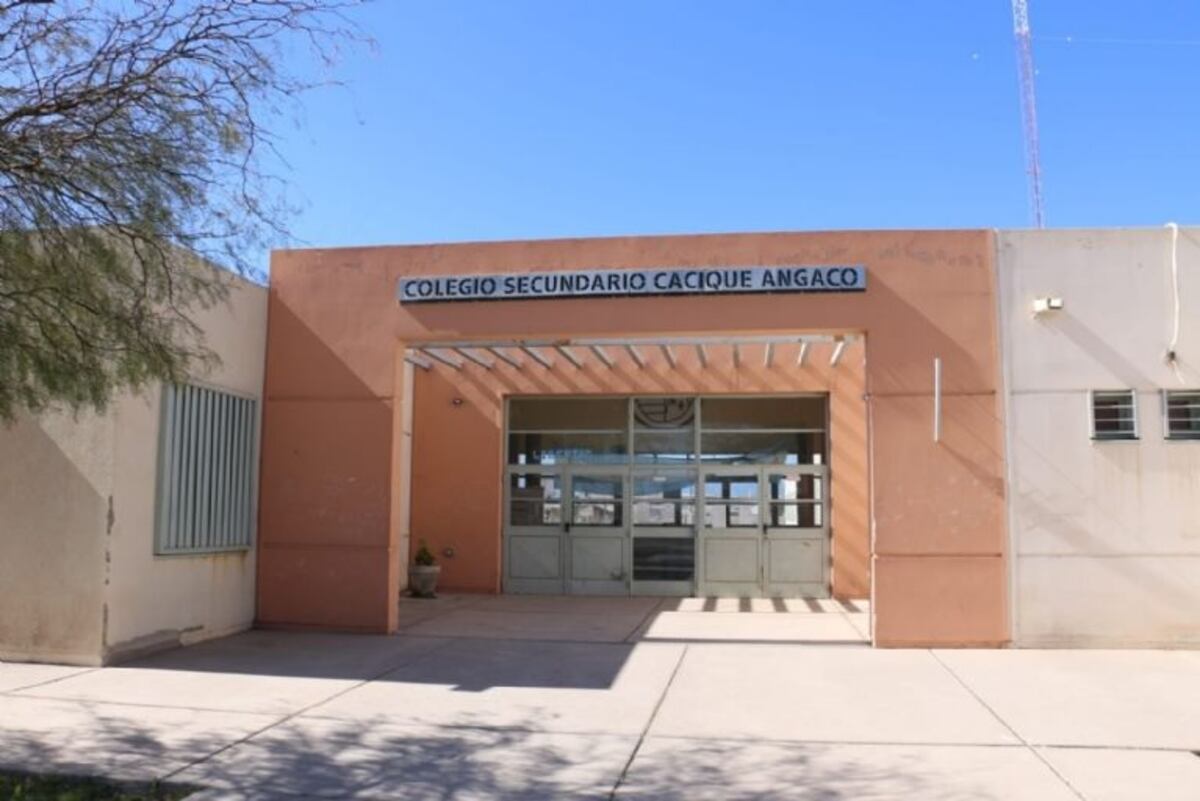 Dos alumnos de secundaria internados producto de una explosión en el laboratorio de una escuela de Angaco