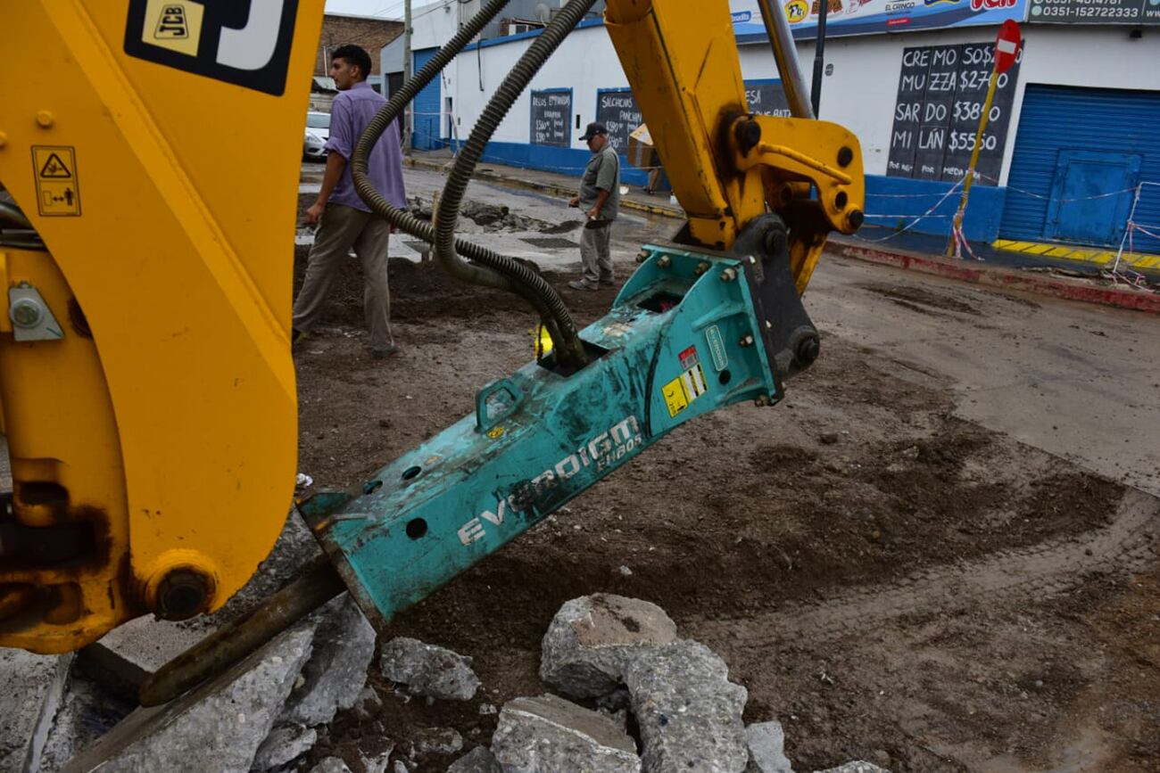 Obreros trabajando en el socavón de avenida Vélez Sársfield esquina Luis María Drago, de la ciudad de Córdoba. (José Gabriel Hernández / La Voz)