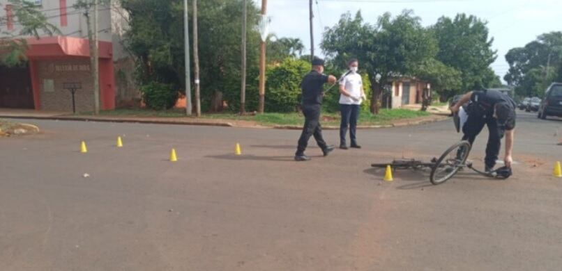 Chocó a un ciclista y se dio a la fuga.