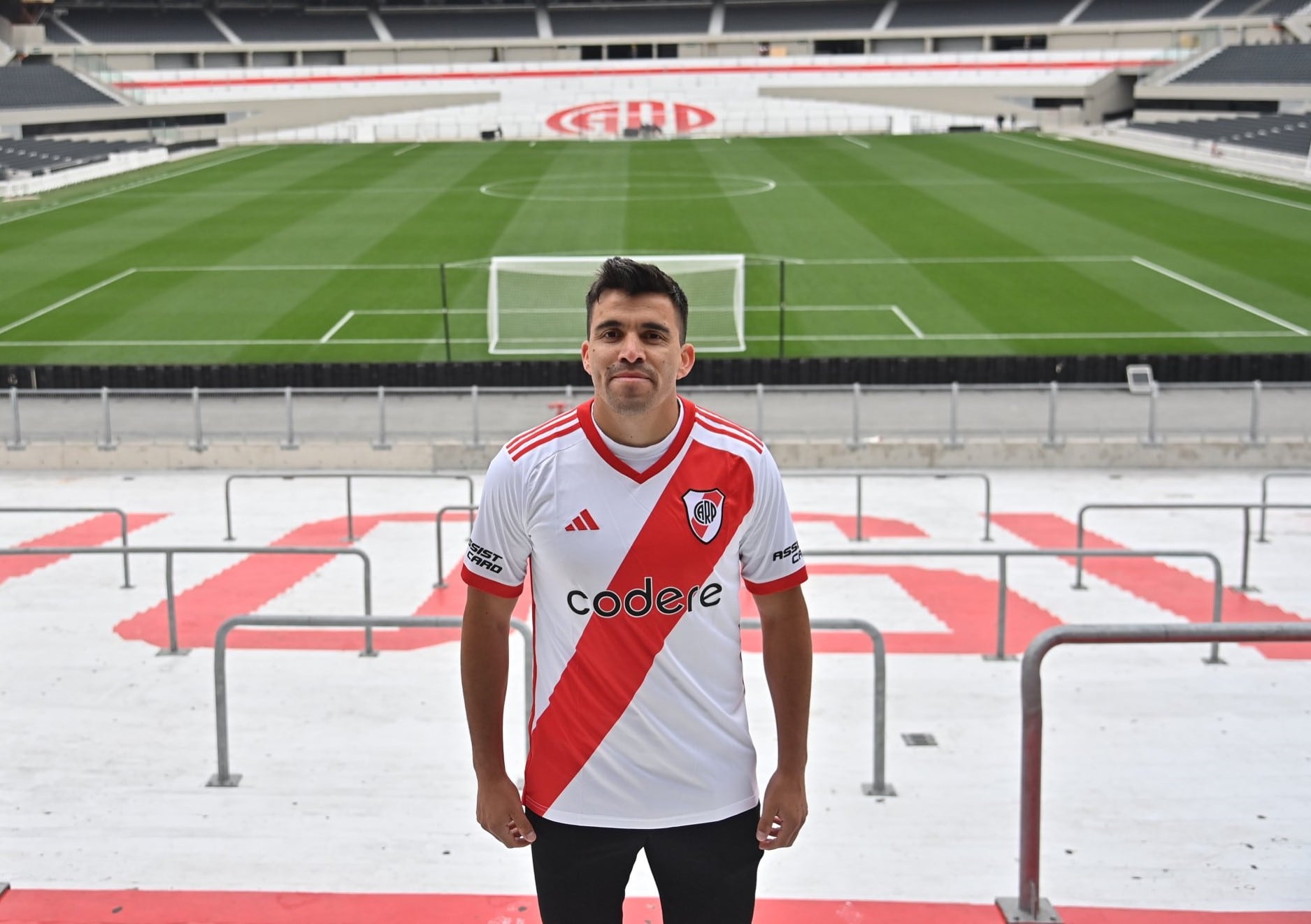 El "Huevo" Acuña fue presentado en River con divertidas publicaciones.