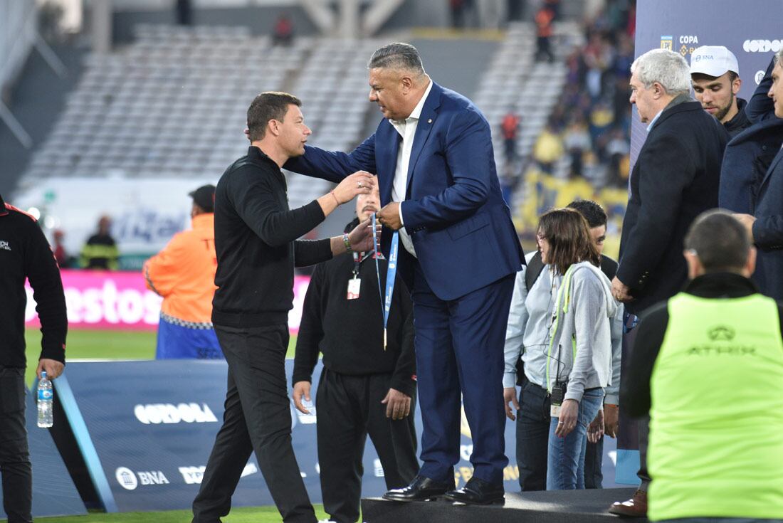 Claudio Tapia, presidente de AFA, premiando a Sebastián Battaglia, DT de Boca, en el estadio Mario Alberto Kempes. (Ramiro Pereyra)