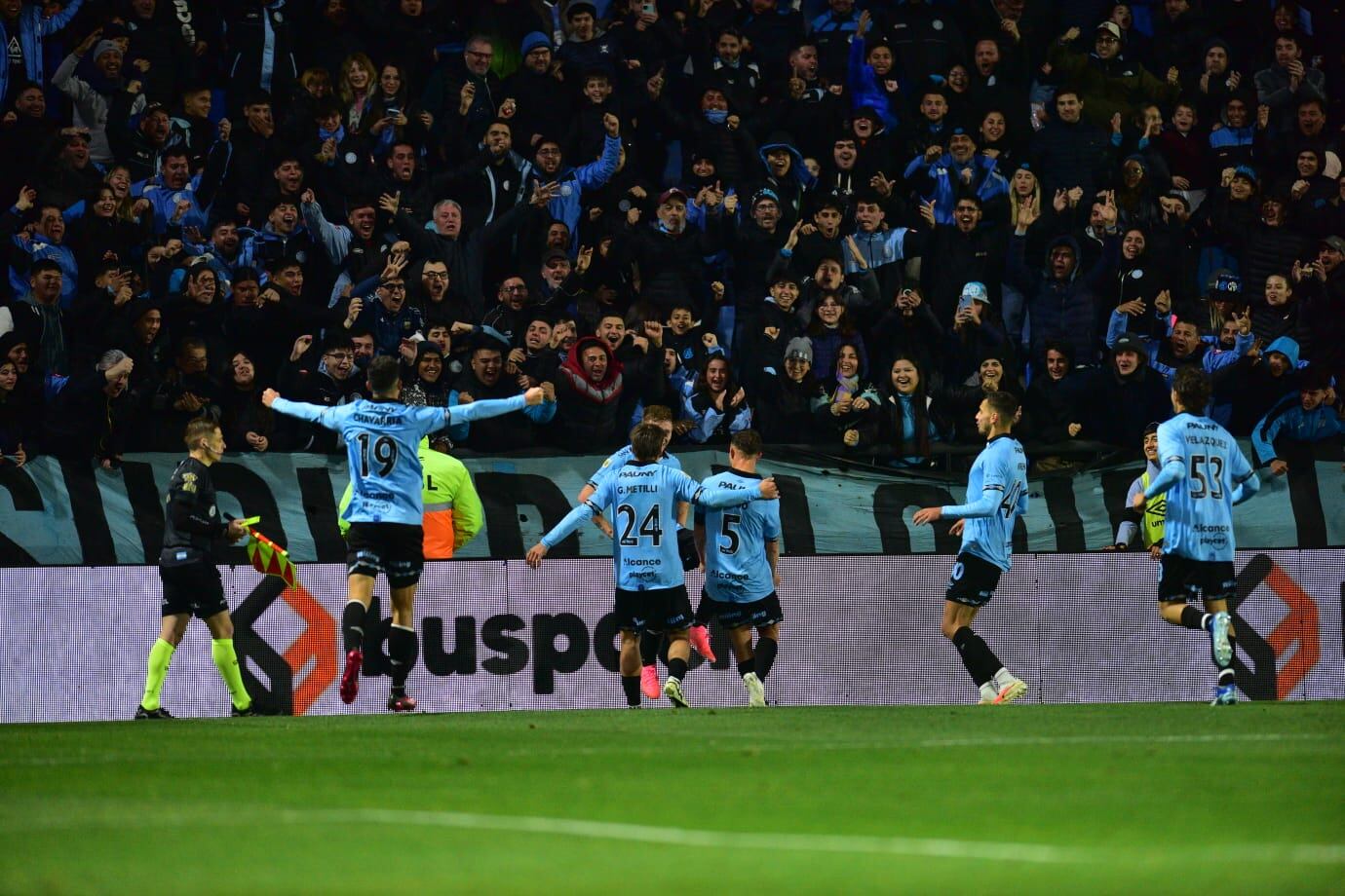 Festejo de su gol de Juan Barinaga, quien arcó el 1-0 parcial de Belgrano ante Godoy Cruz en Alberdi. (Javier Ferreyra / La Voz)