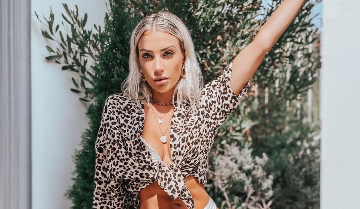 Bianca Iovenitti mostró sus curvas con un mono ajustado de color beige y botas bucaneras