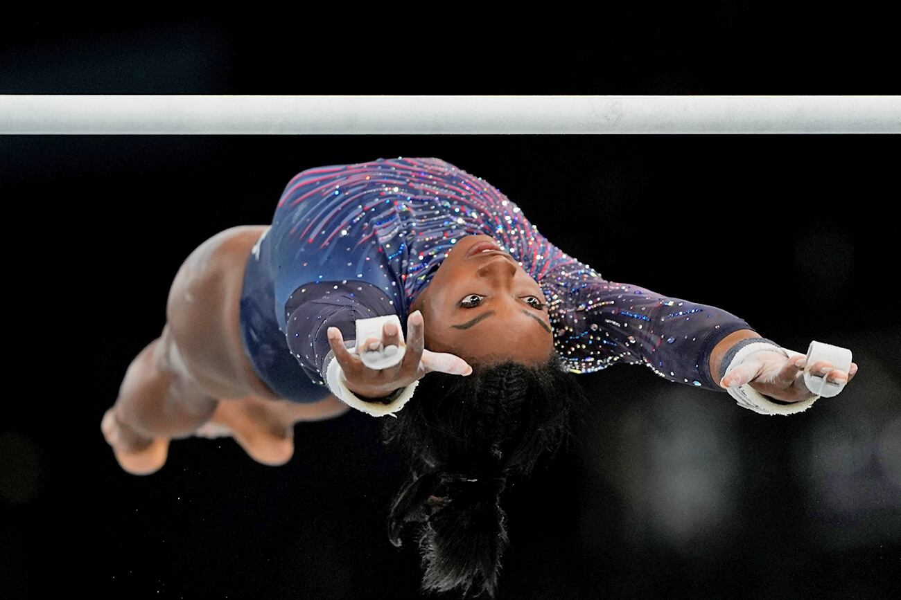 Simone Biles de Estados Unidos practica las barras asimétricas. (AP)