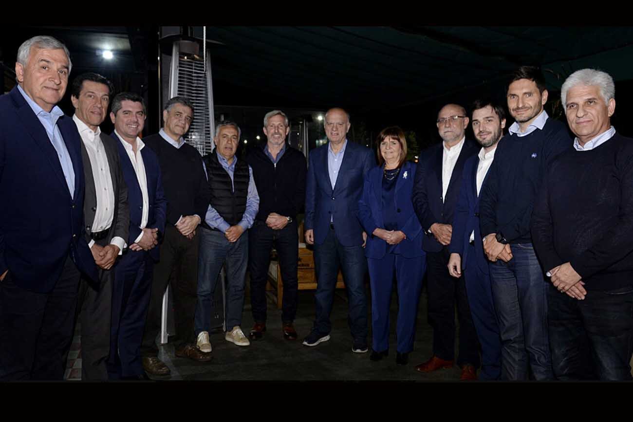 Patricia Bullrich, junto a la "liga" de gobernadores y candidatos de Juntos por el Cambio. (La Voz)