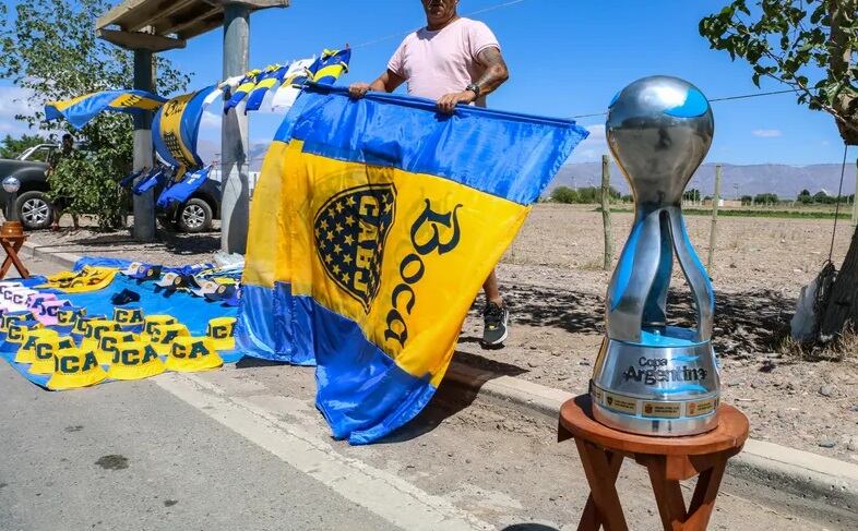 Venta de banderas, camisetas y gorros, e la previa de la semifinal de la Copa Argentina en San Juan.