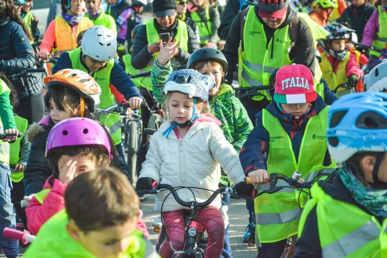 La propuesta tuvo una gran participación de personas de todas las edades.