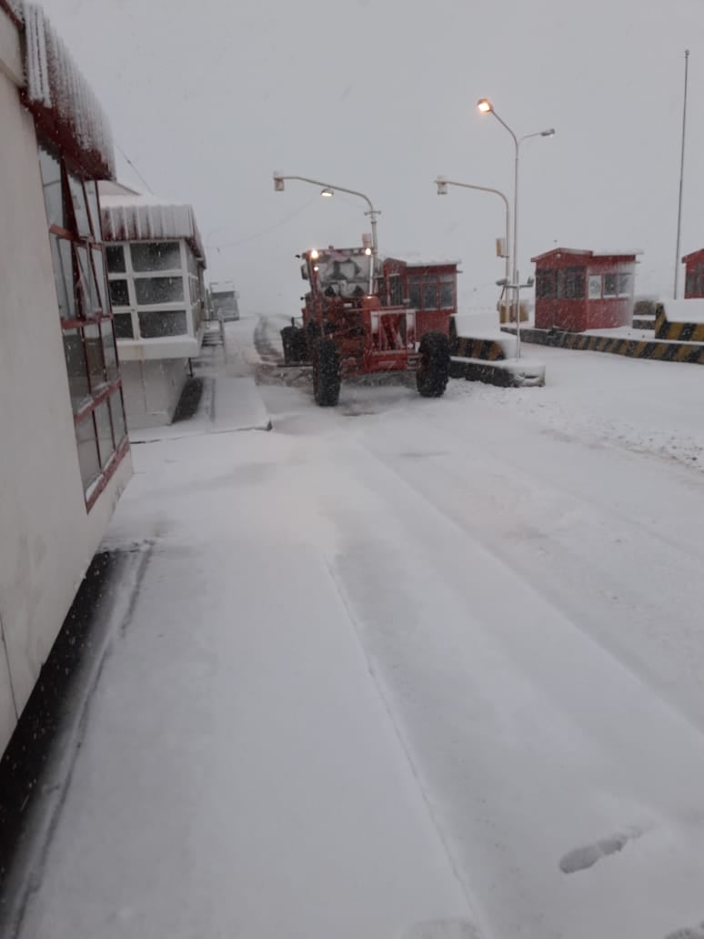 En Las Cuevas, la ruta está cortada por la acumulación de nieve. Foto: Gendarmería Nacional.