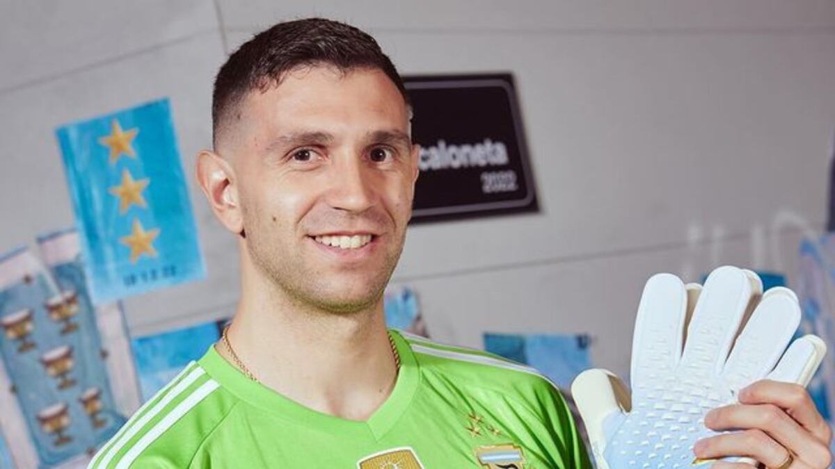 Es su princesa, cumplió 2 y ya se lució en la cancha: así está Ava, la hija menor del Dibu Martínez