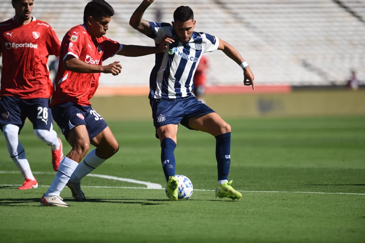 Talleres y su partido ante Independiente. Bustos en acción. (Javier Ferreyra / La Voz).