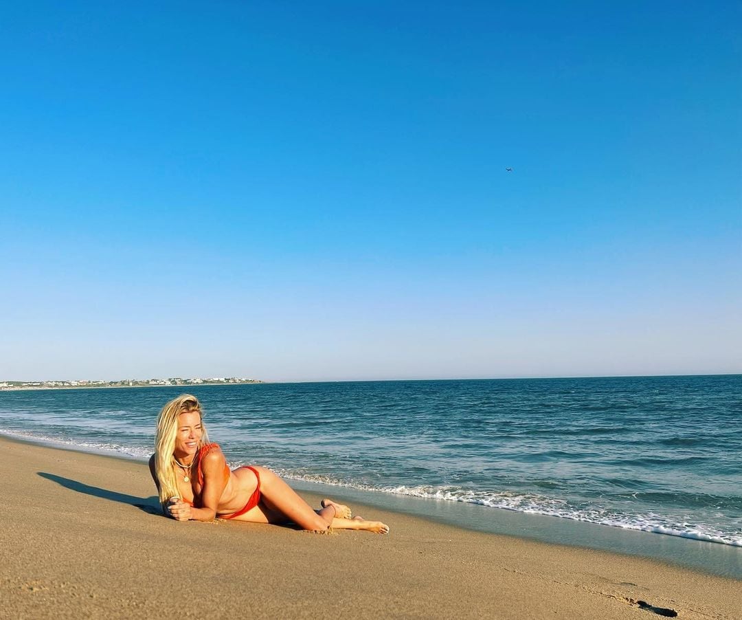 Nicole Neumann cautivó a sus fans con una bikini roja.